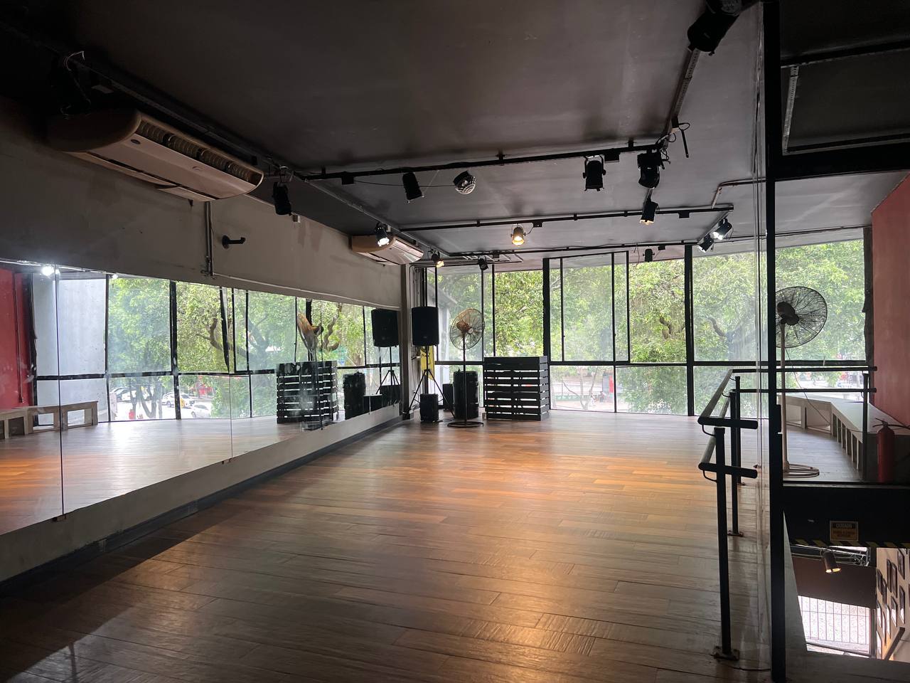 Sala de dança com espelhos